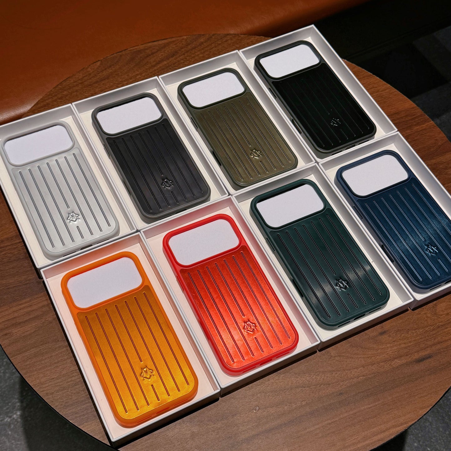 Ribbed Metallic Armor iPhone-kotelo – Tyylikäs suojaus, joka on saanut inspiraationsa matkustamisesta