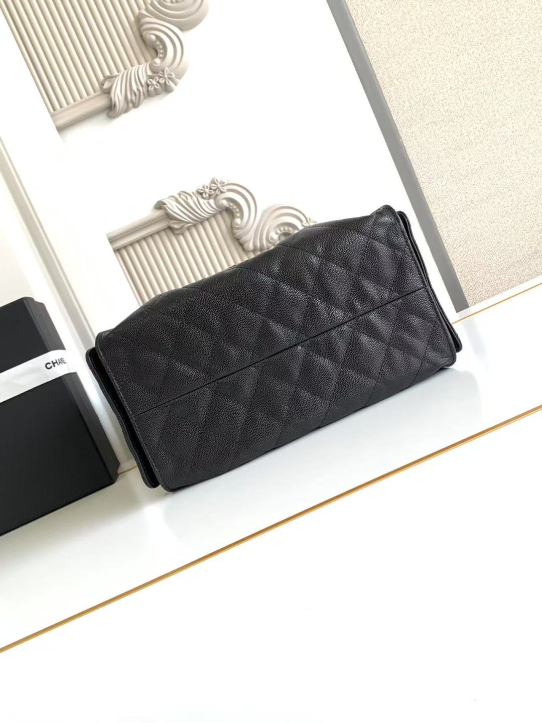 CC 25 小號手提包，粒面小牛皮 & 金金屬包