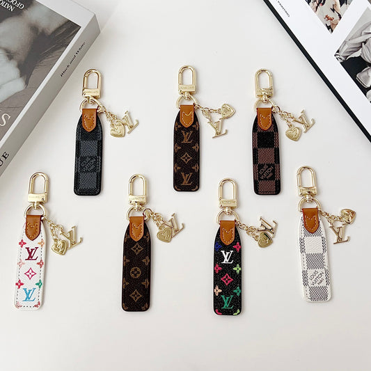 Charme de chaveiro de couro luxuoso com detalhes dourados