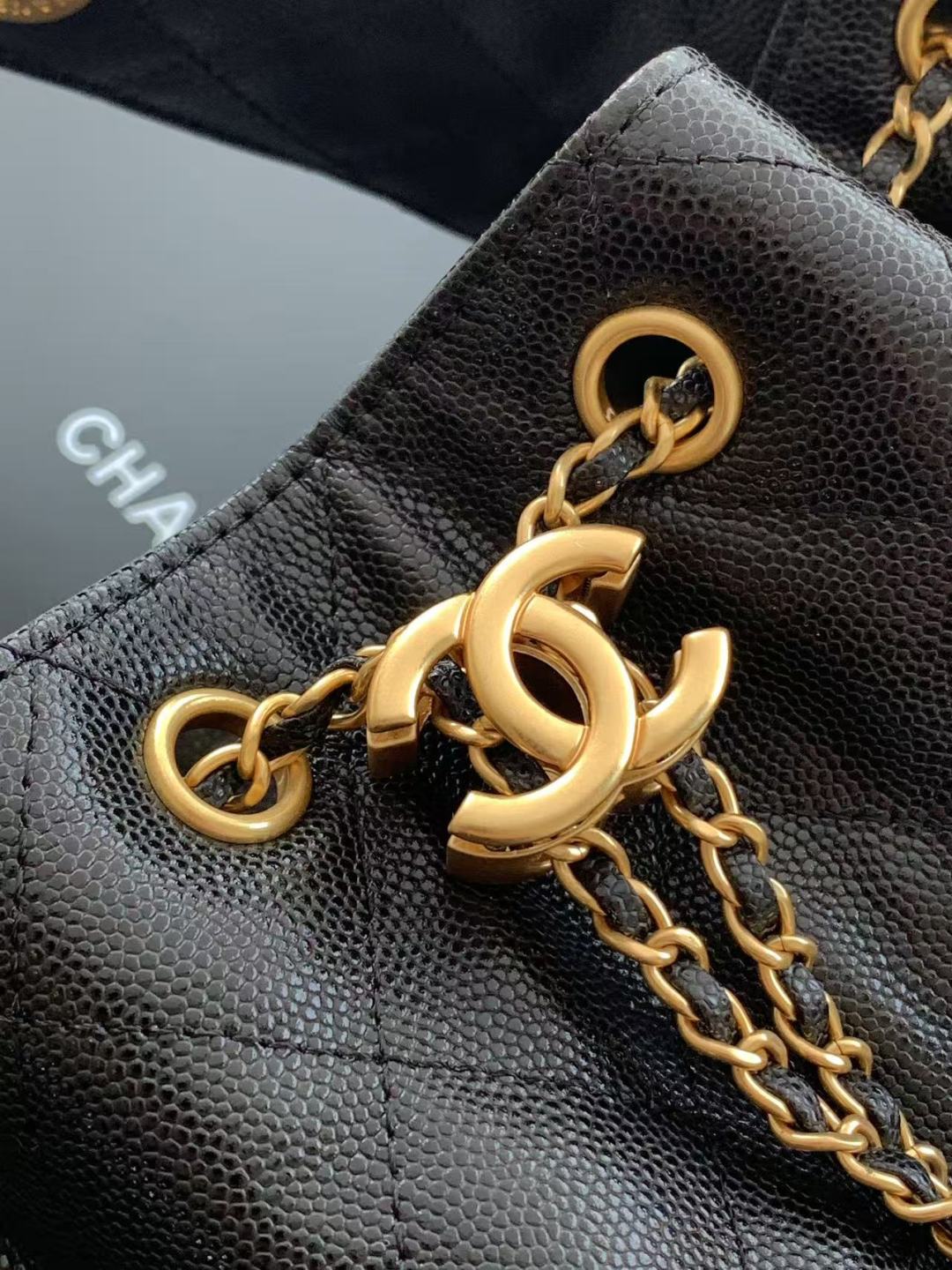 CC 25 小號手提包，粒面小牛皮 & 金金屬包