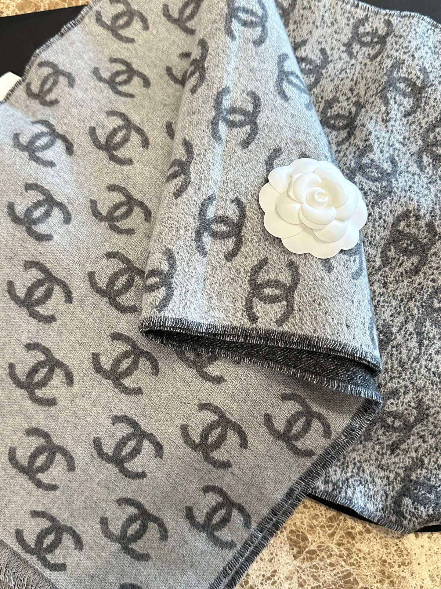 Ljusgrå dubbelring textur tredimensionell blomdekoration stickad sjal