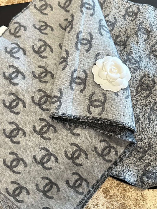 Ljusgrå dubbelring textur tredimensionell blomdekoration stickad sjal