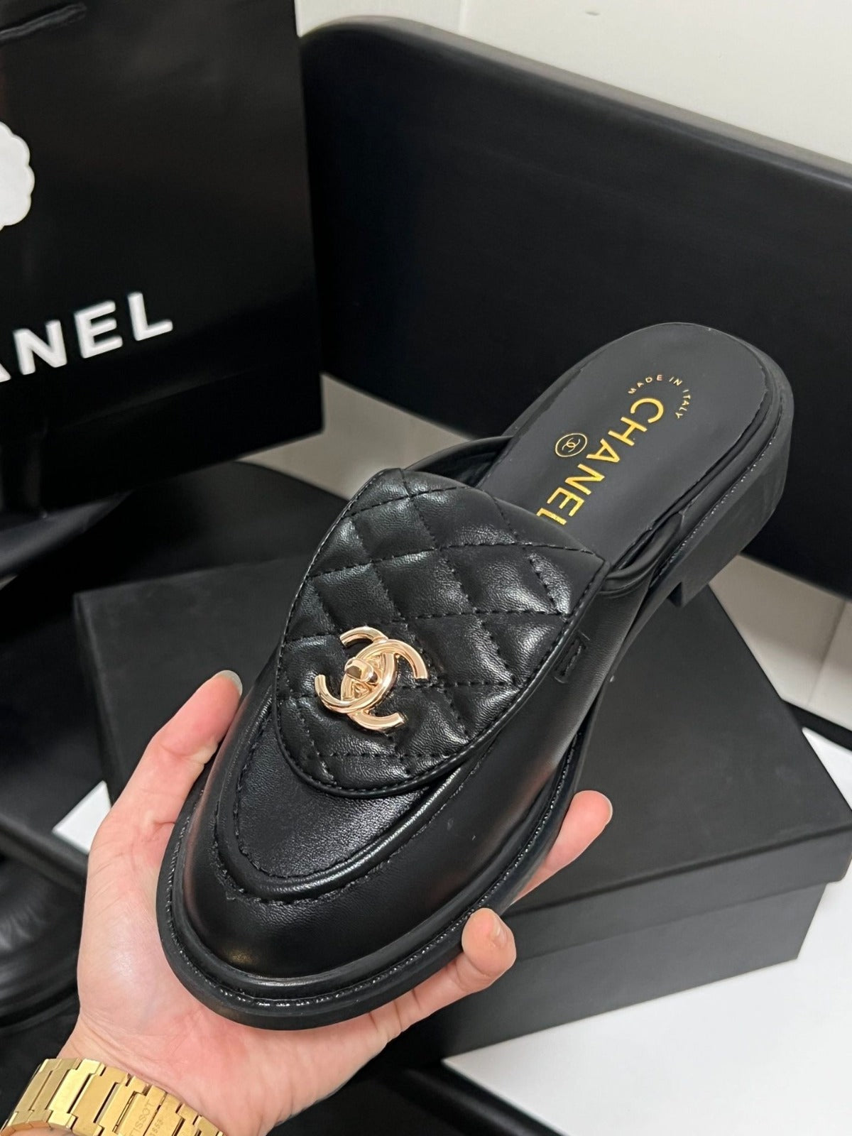 Lichte luxe gewatteerde muiltjes met metalen gesp