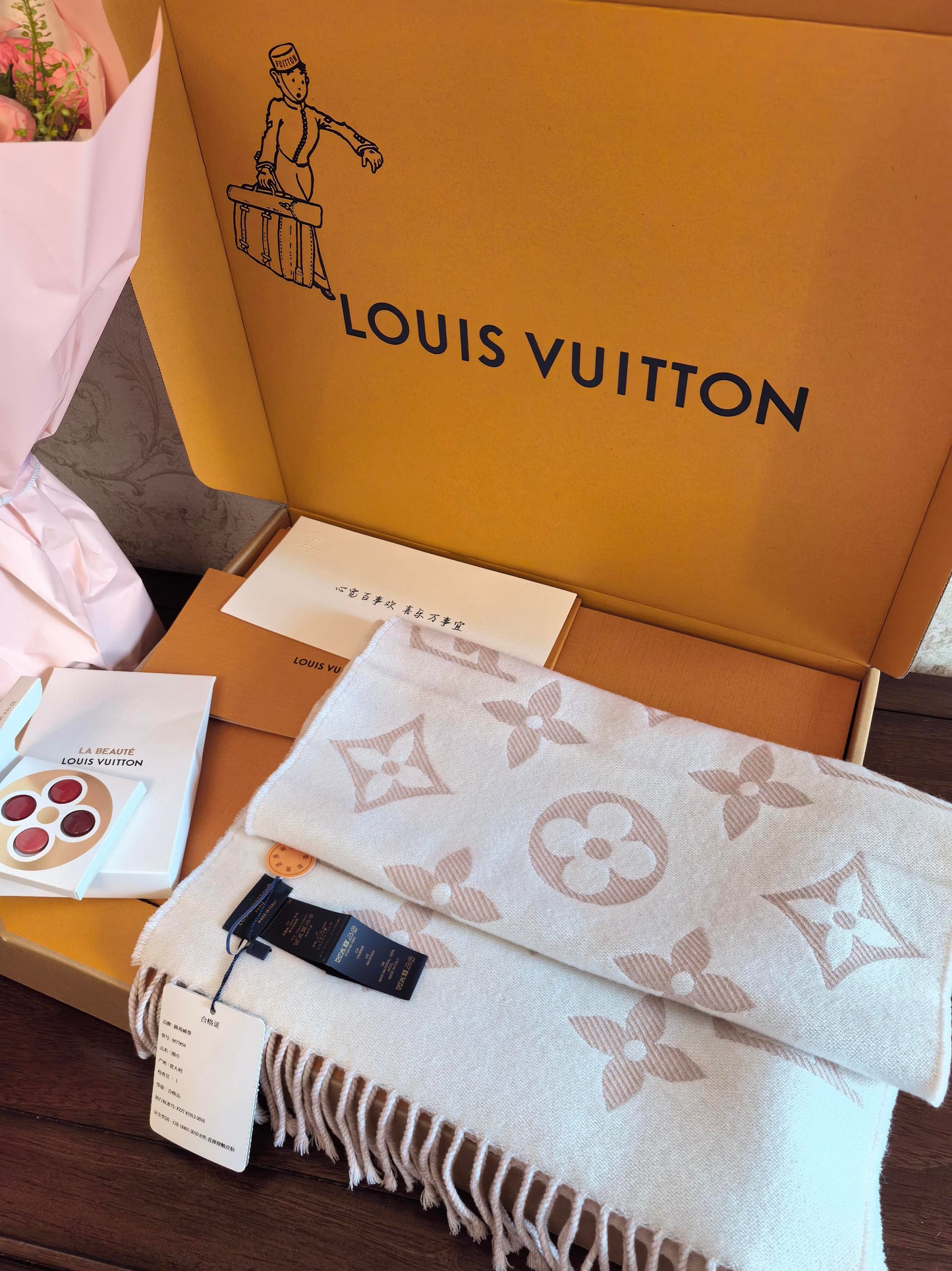 Πλεκτό κασκόλ σε καστανό τόνο πλήρους στάμπας, σάλι σε ρετρό στυλ σε κουτί δώρου