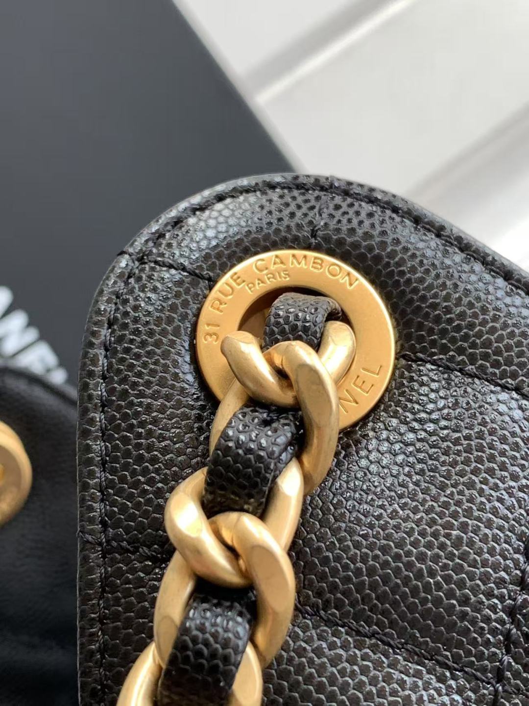 CC 25 小號手提包，粒面小牛皮 & 金金屬包