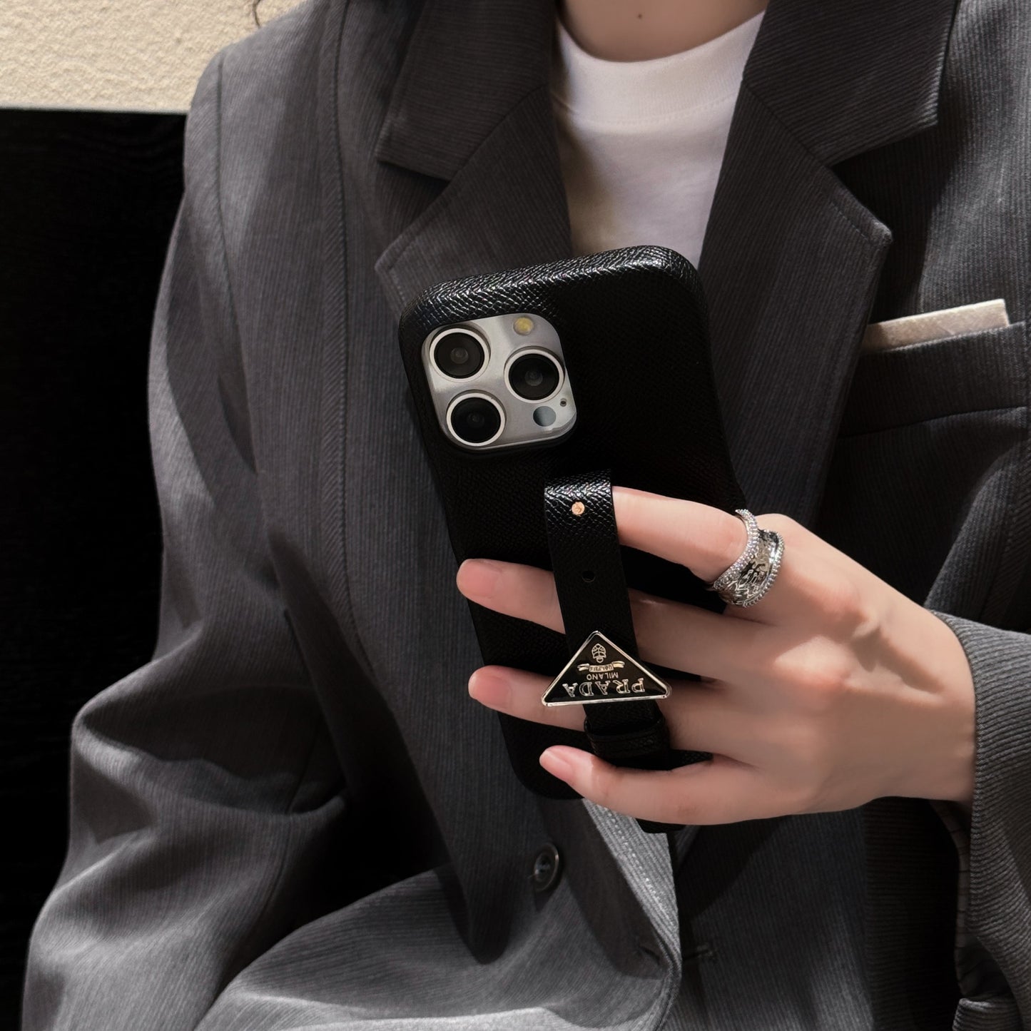 حافظة آيفون بمقبض جلدي