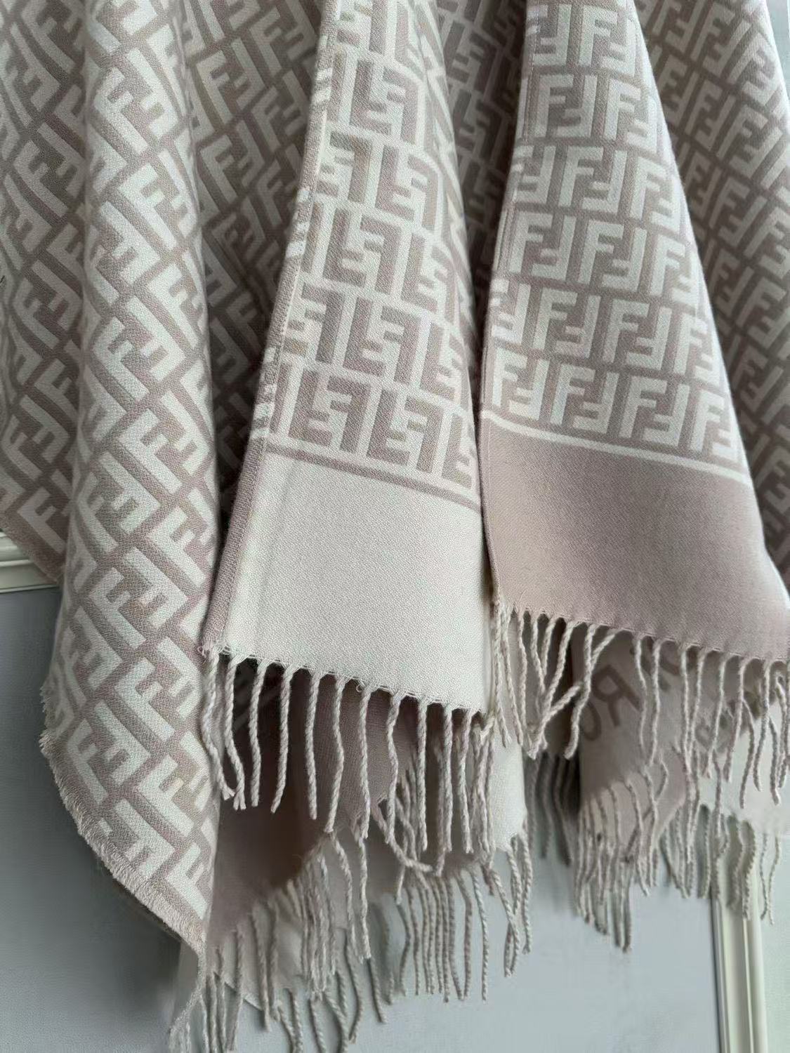 Two-color geometric texture knitted shawl, fringed edge loose warm exterior