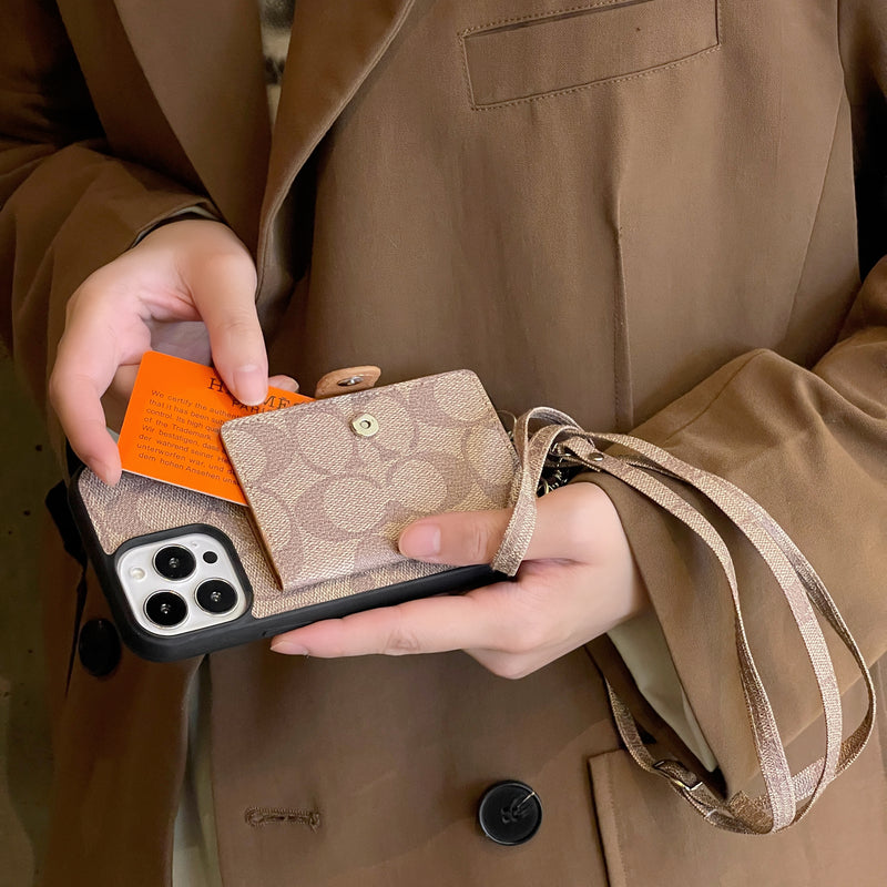 지갑과 스트랩이 있는 Coach iPhone 케이스 화이트 -SZK240402