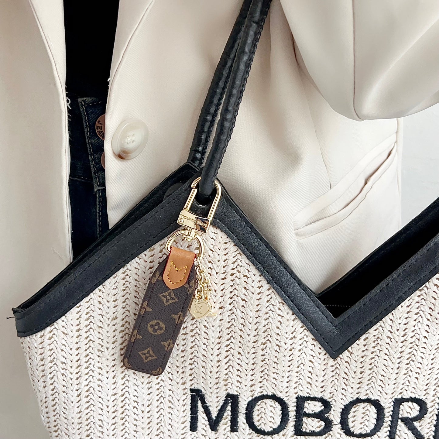 Charme de chaveiro de couro luxuoso com detalhes dourados