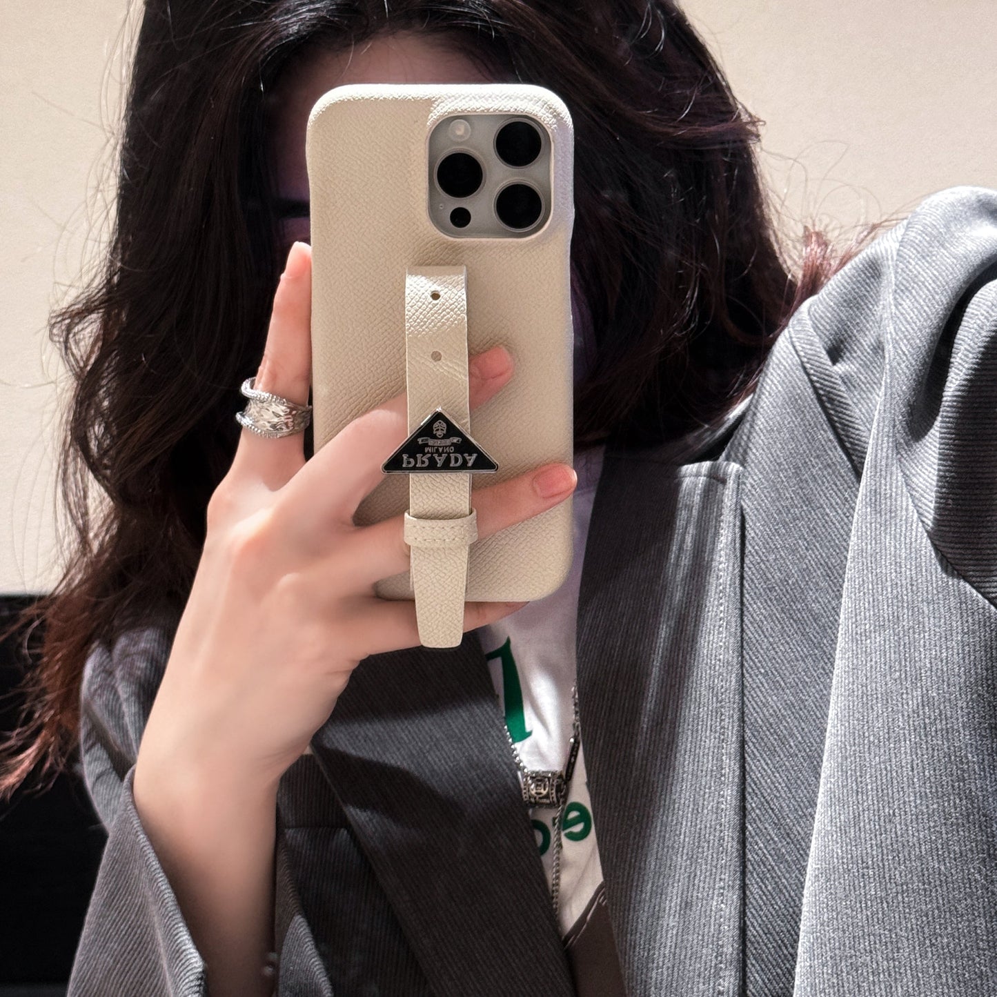 حافظة آيفون بمقبض جلدي