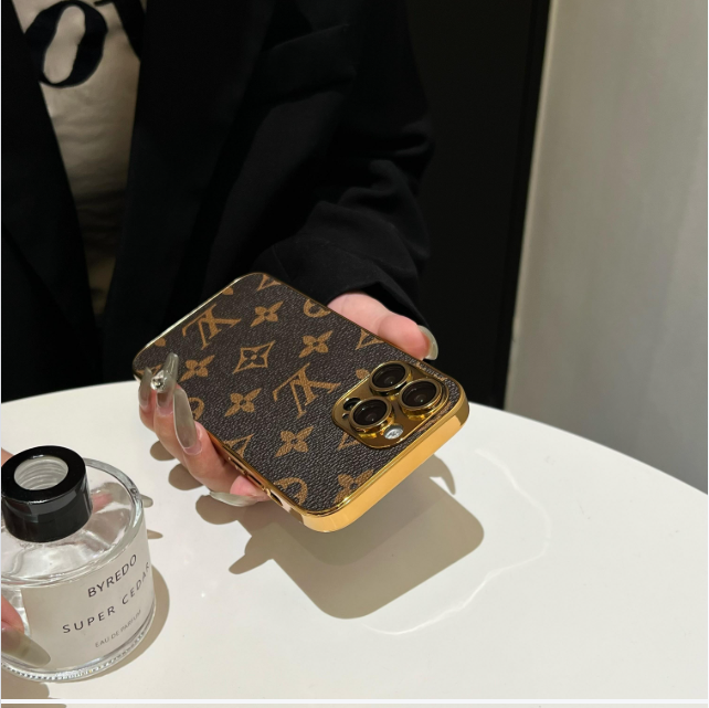 전기 도금된 골드 엣지의 Lou 클래식 모노그램 iPhone 케이스