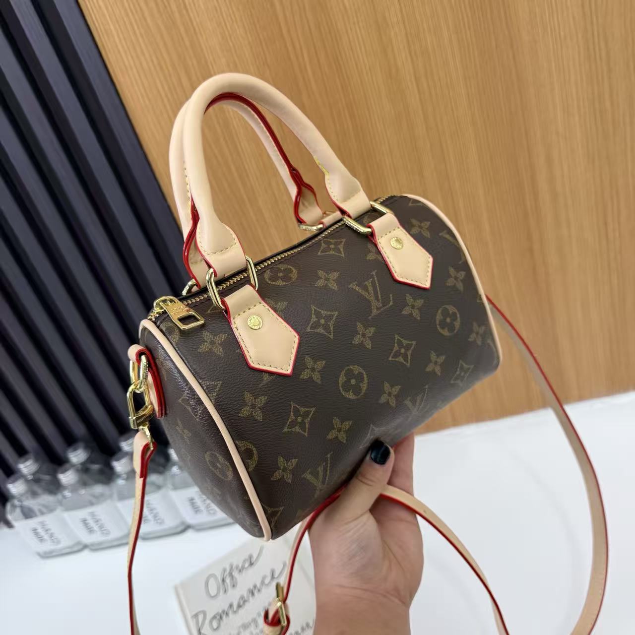 Klasszikus Monogram mini hordótáska
