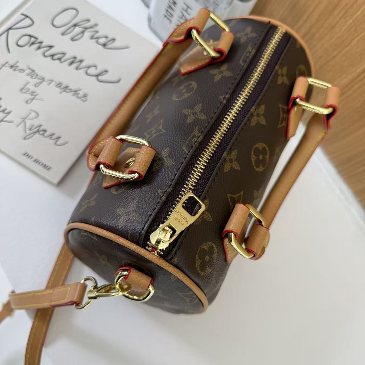 Klasszikus Monogram mini hordótáska