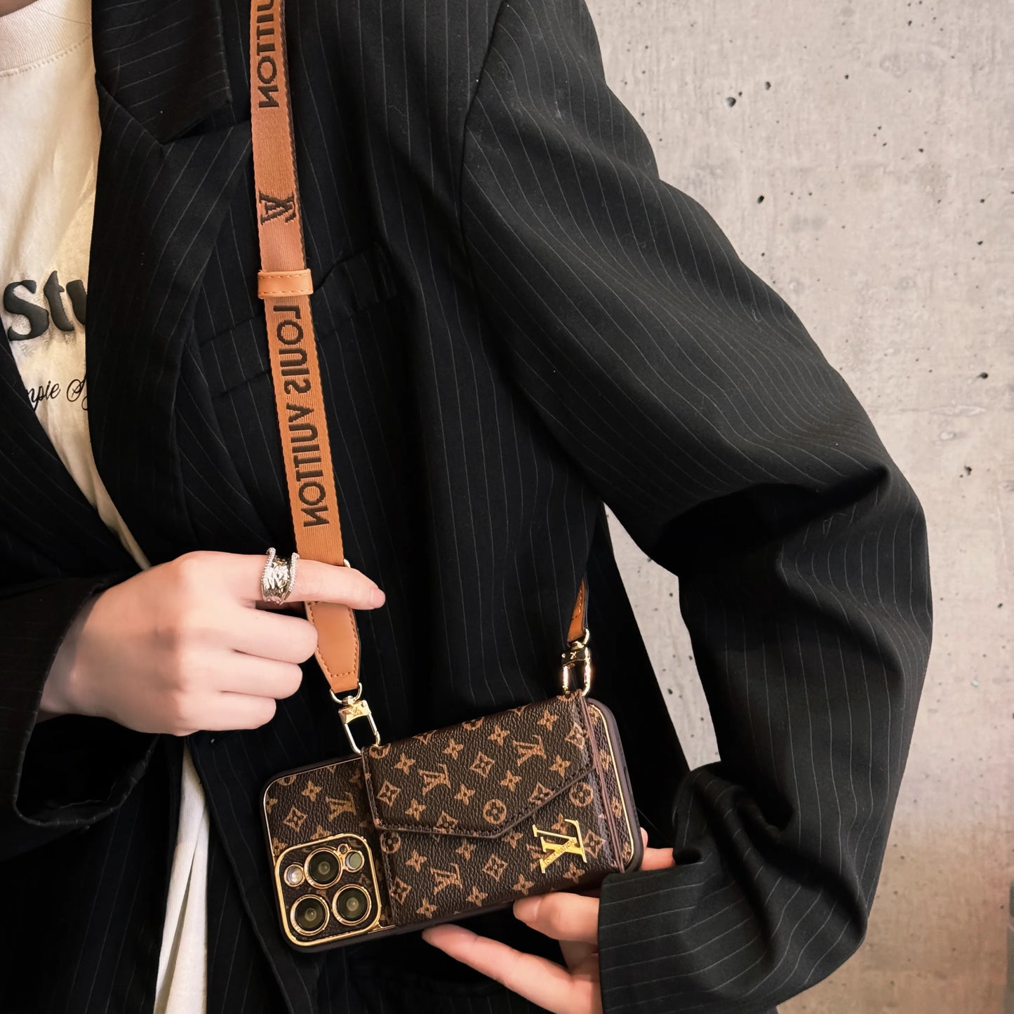 Monogramm-iPhone-Hülle mit Brieftasche und Riemen, brauner kleiner Aufdruck-XFQ240329