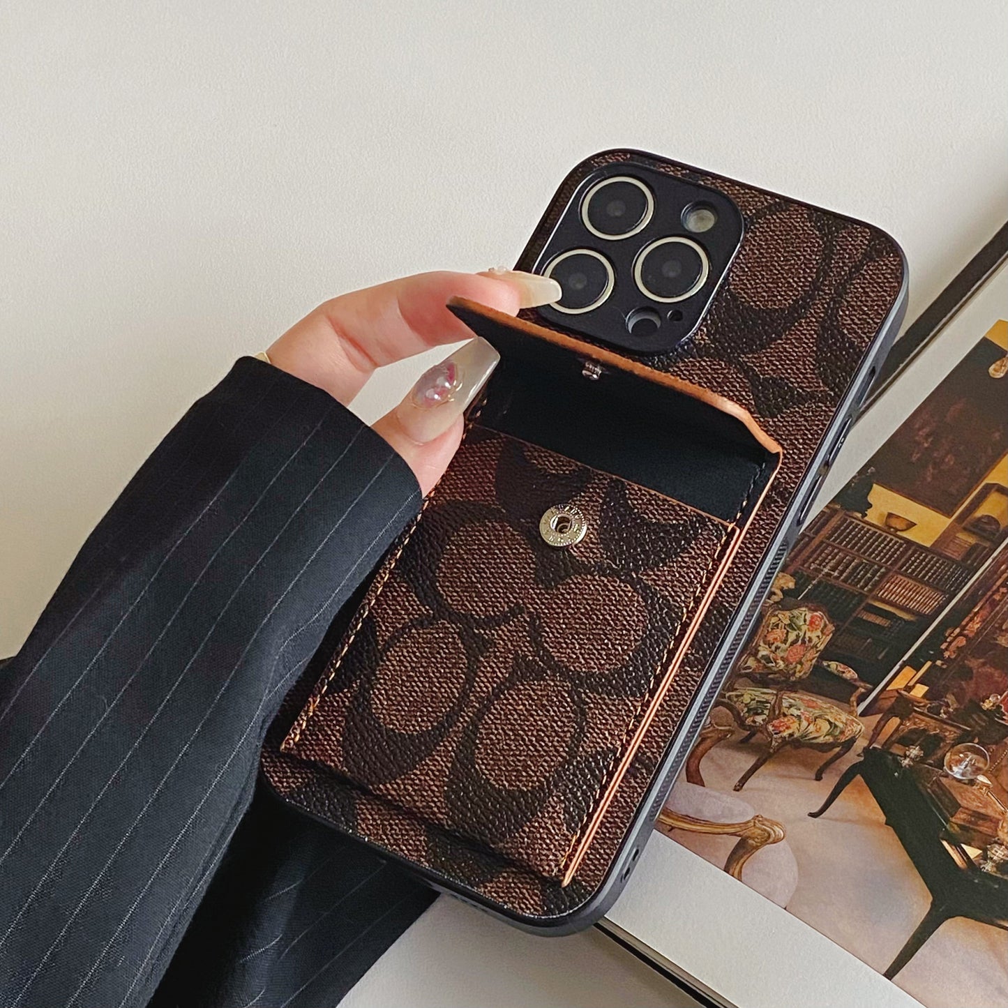 지갑이 달린 Coach iPhone 케이스 다크 브라운-HP240513