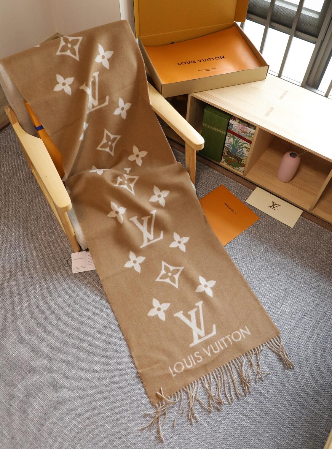 Πλεκτό κασκόλ σε καστανό τόνο πλήρους στάμπας, σάλι σε ρετρό στυλ σε κουτί δώρου