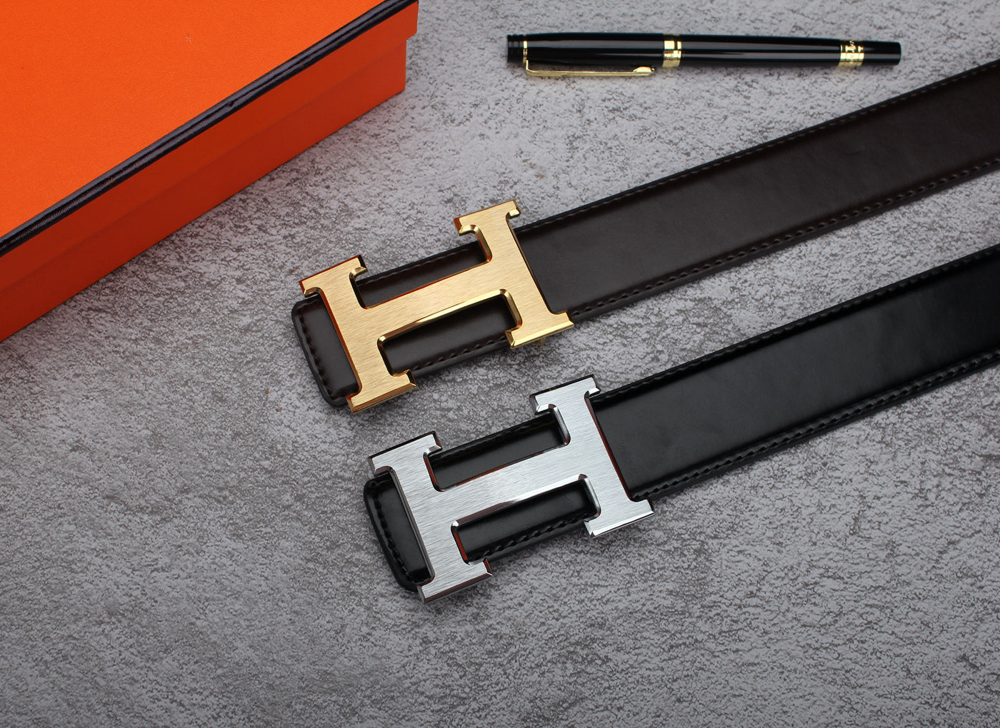 حزام جلد بإبزيم كلاسيكي بلونين