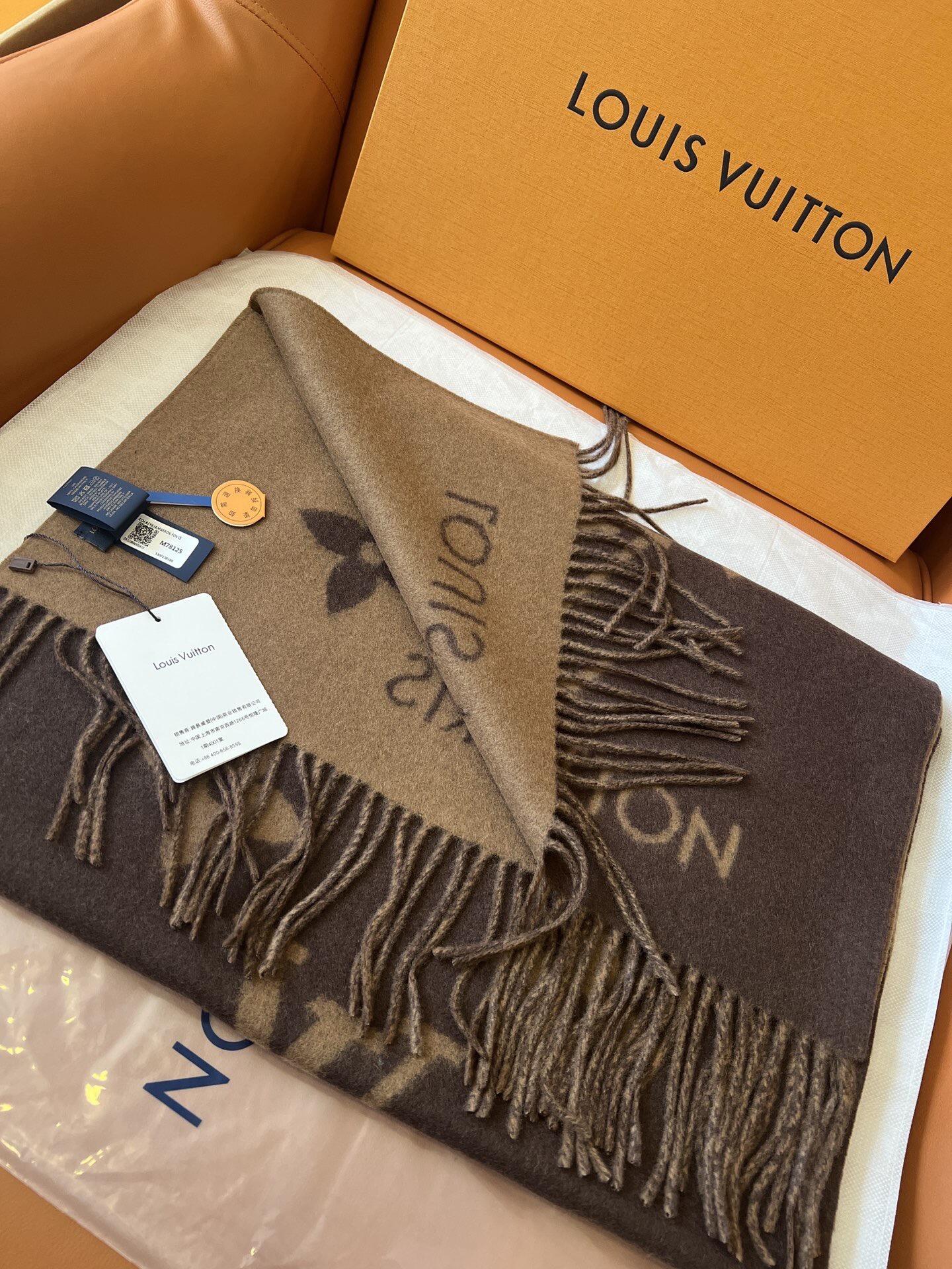 Πλεκτό κασκόλ σε καστανό τόνο πλήρους στάμπας, σάλι σε ρετρό στυλ σε κουτί δώρου