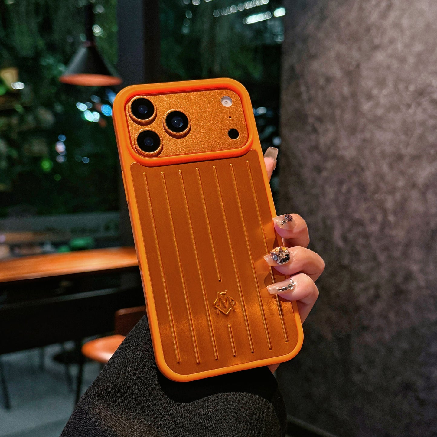 Ribbed Metallic Armor iPhone-kotelo – Tyylikäs suojaus, joka on saanut inspiraationsa matkustamisesta