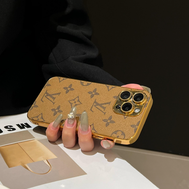 전기 도금된 골드 엣지의 Lou 클래식 모노그램 iPhone 케이스
