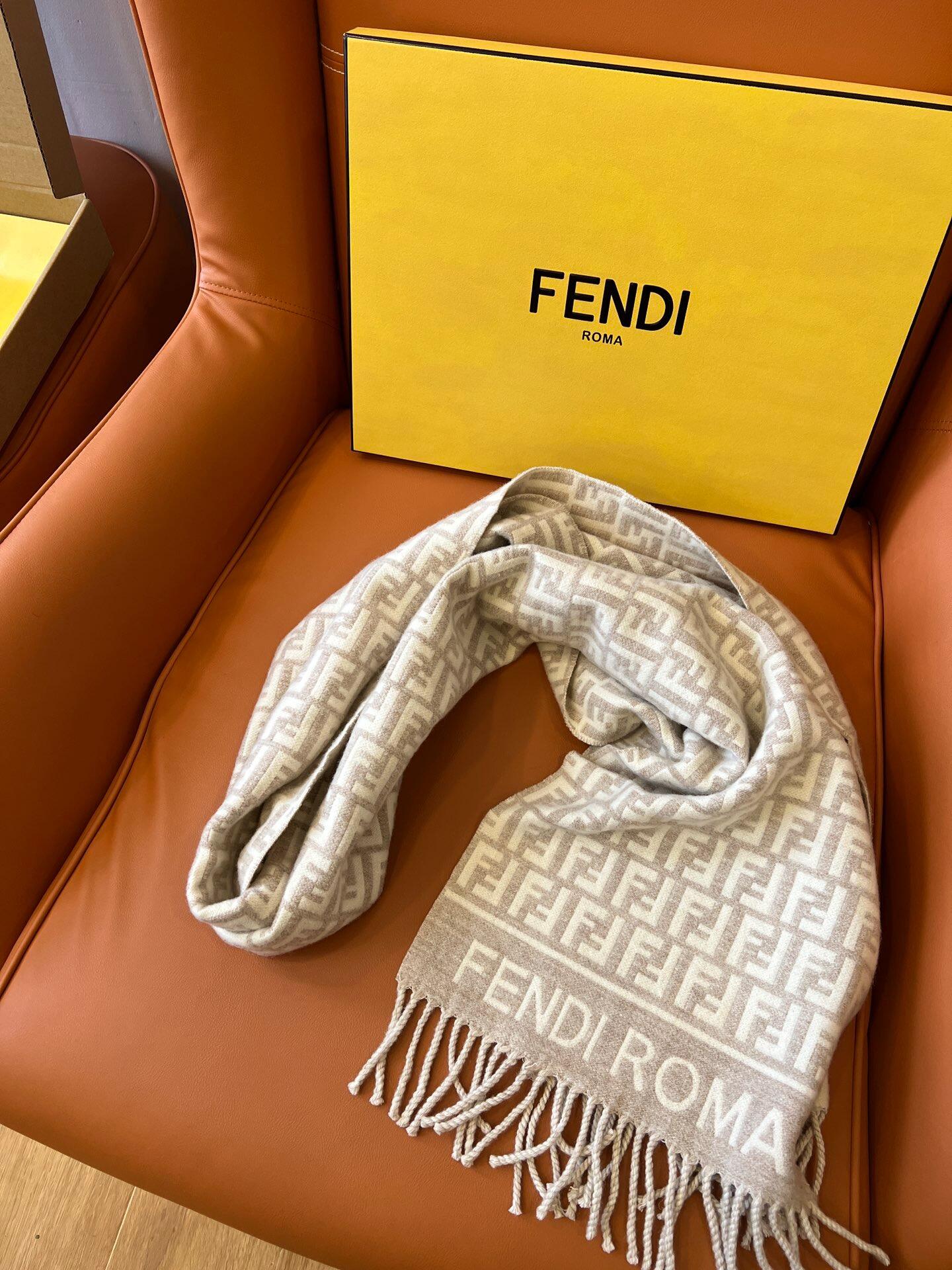 Πλεκτό κασκόλ σε ανοιχτόχρωμη γεωμετρική υφή, θερμικό σάλι με κρόσσια