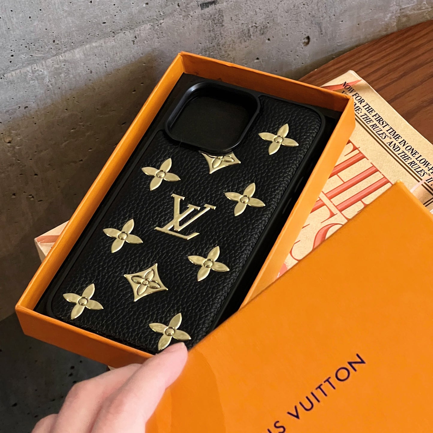 Lou iPhone-Hülle aus goldenem Leder