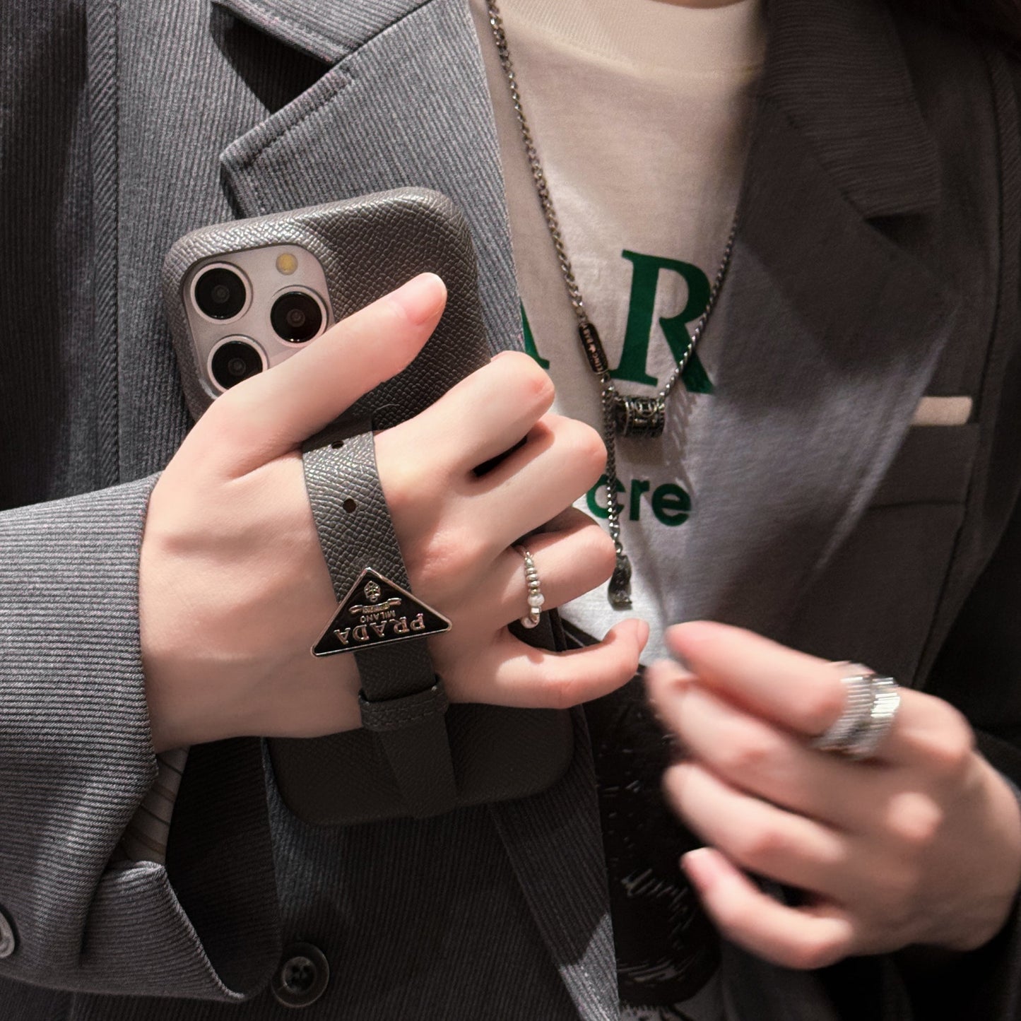 حافظة آيفون بمقبض جلدي