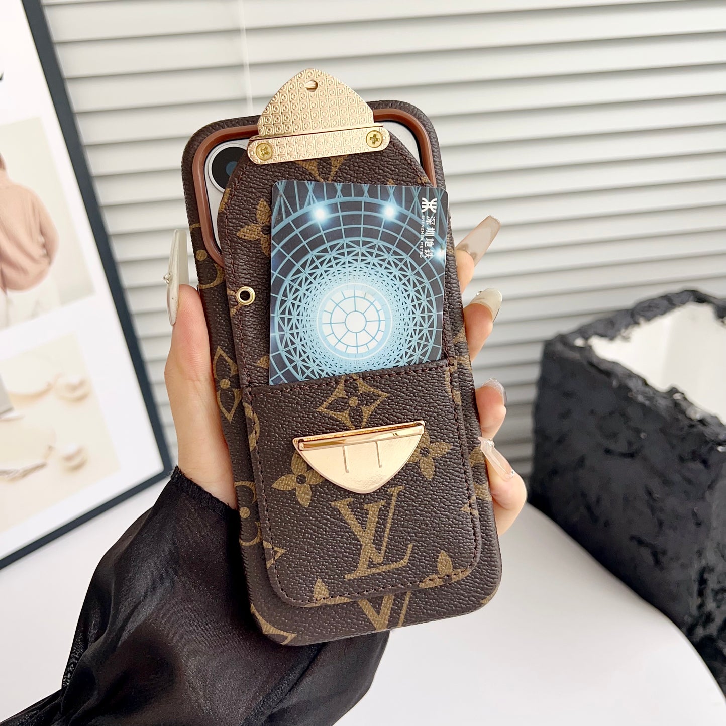 Lyxigt axelbandsskal till iPhone med kortficka & Avtagbar rem