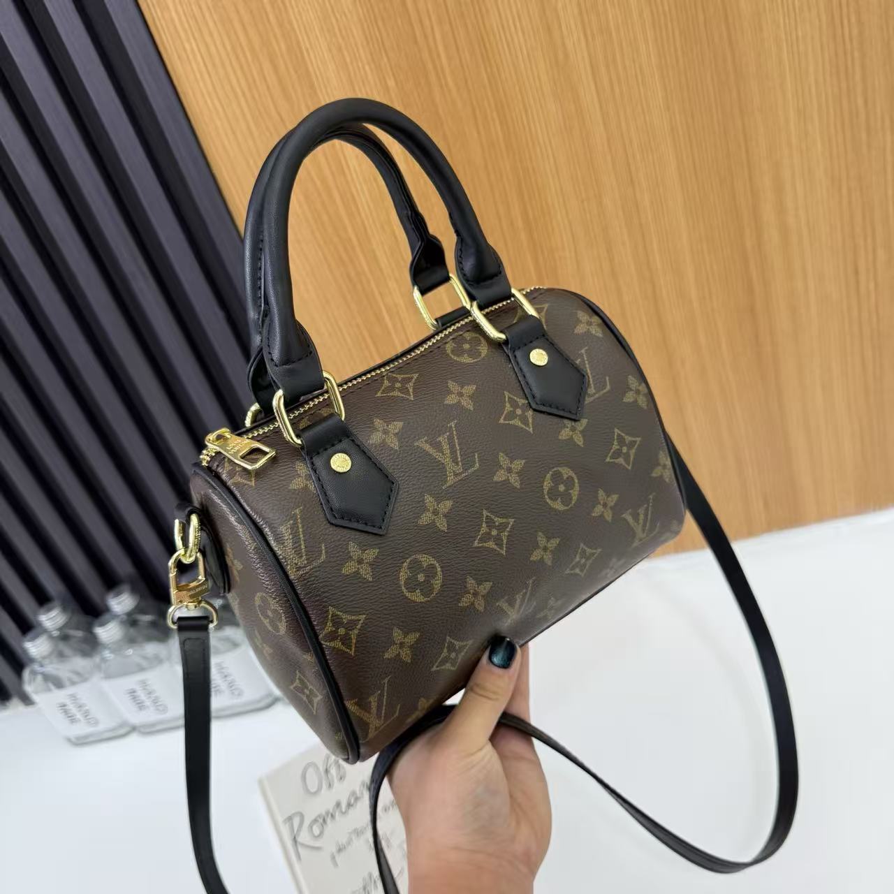 Klasszikus Monogram mini hordótáska
