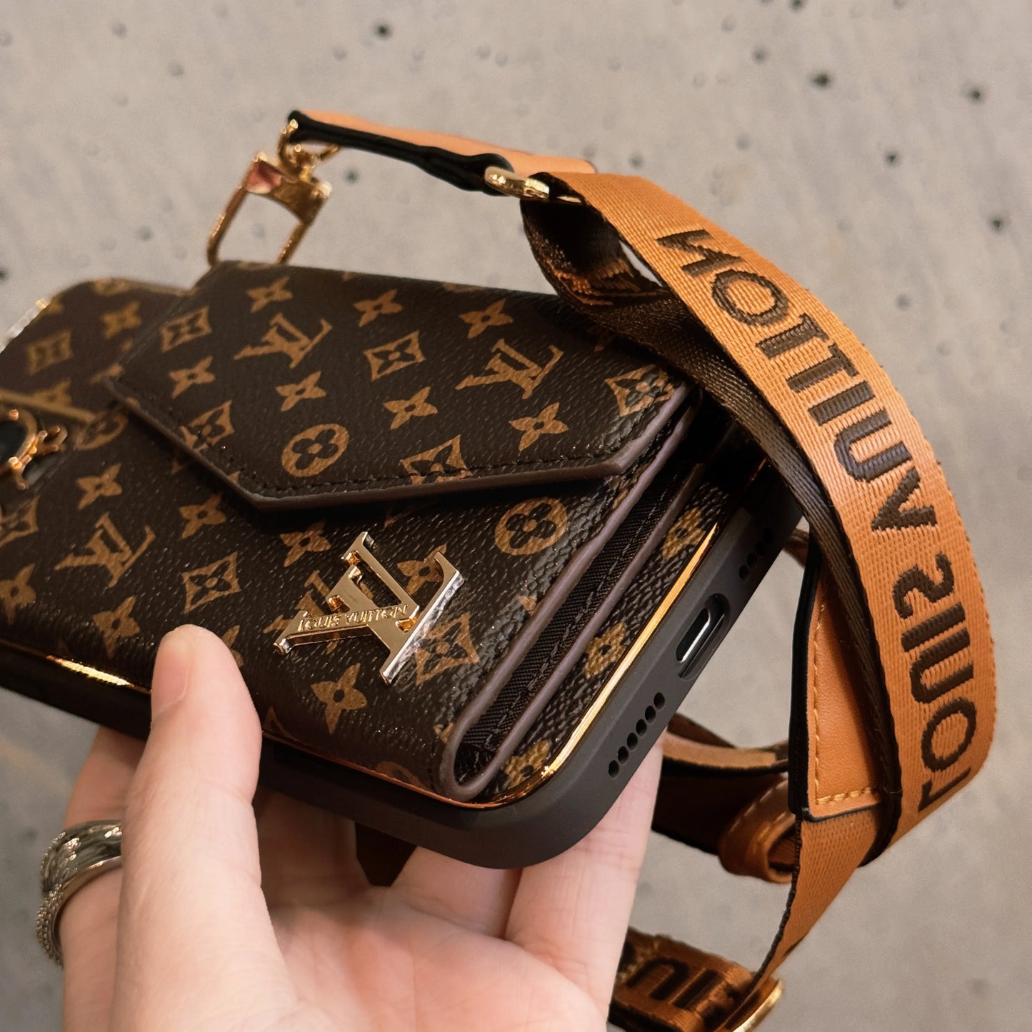 Monogramm-iPhone-Hülle mit Brieftasche und Riemen, brauner kleiner Aufdruck-XFQ240329