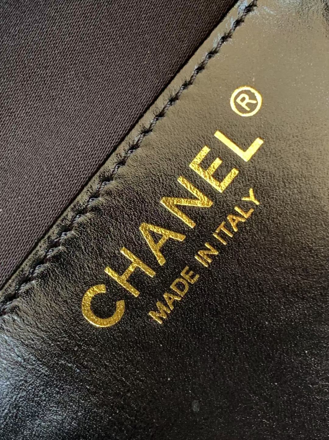 CC 25 小號手提包，粒面小牛皮 & 金金屬包