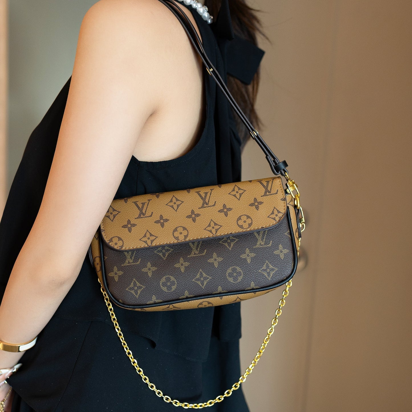 Πολυτελής τσάντα ώμου Classic Monogram