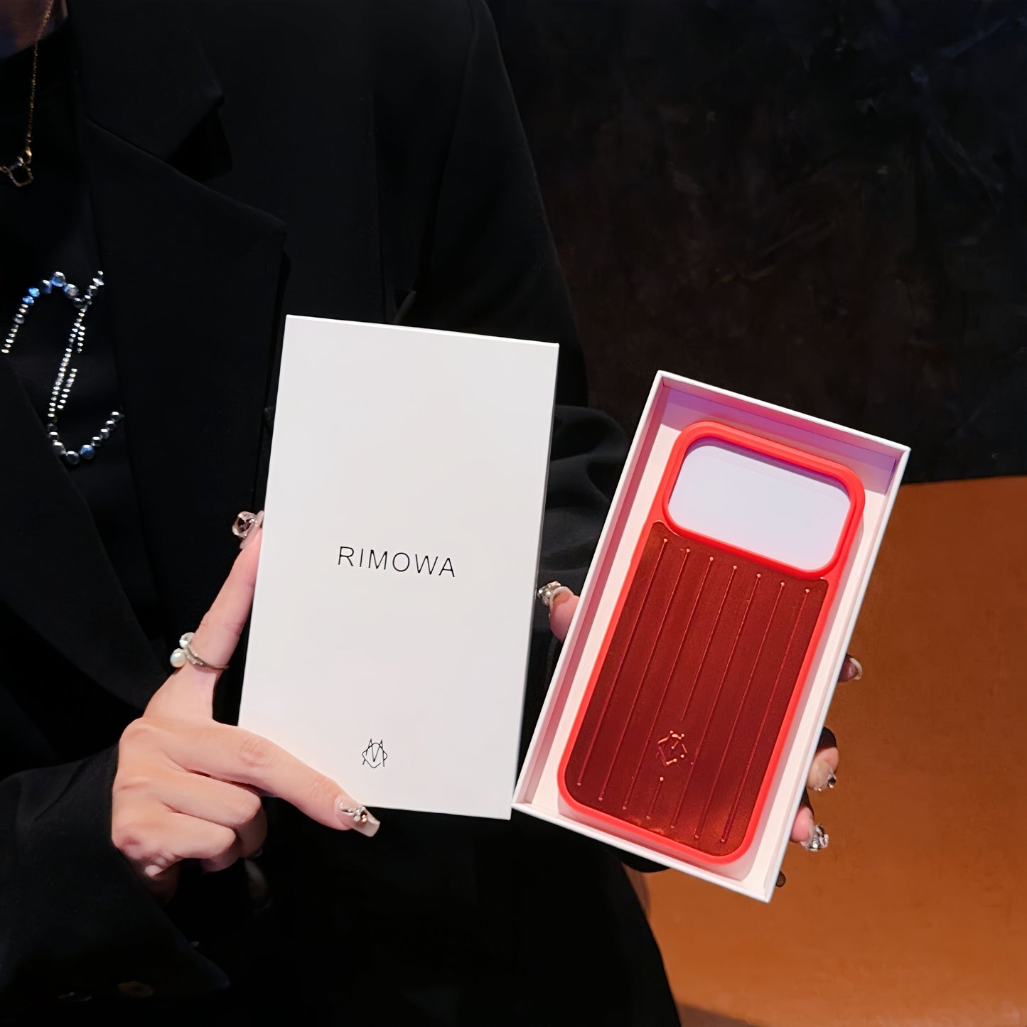 Ribbed Metallic Armor iPhone-kotelo – Tyylikäs suojaus, joka on saanut inspiraationsa matkustamisesta