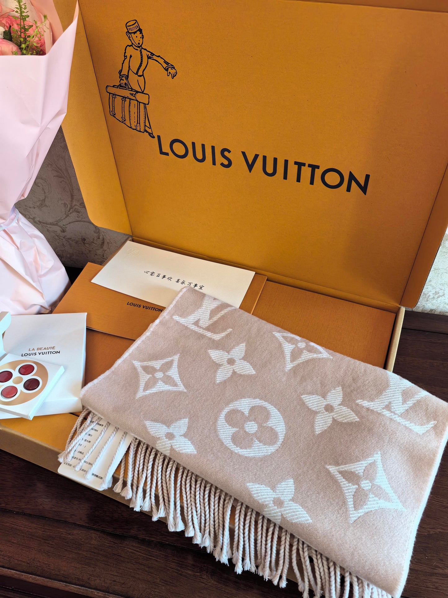 Πλεκτό κασκόλ σε καστανό τόνο πλήρους στάμπας, σάλι σε ρετρό στυλ σε κουτί δώρου