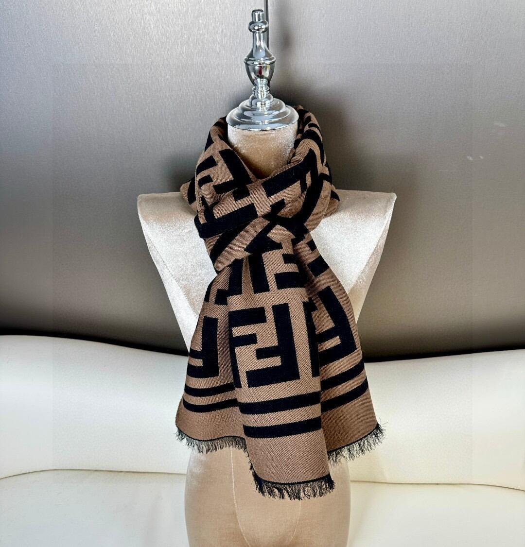 Καφέ και μαύρο πλεκτό κασκόλ σε αντίθεση με γεωμετρική υφή, σάλι με κρόσσια