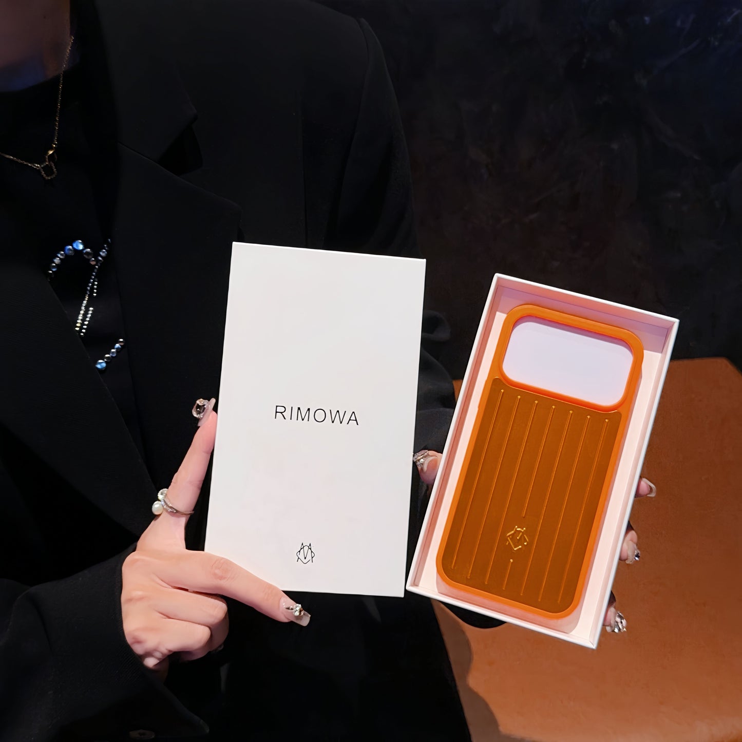 Ribbed Metallic Armor iPhone-kotelo – Tyylikäs suojaus, joka on saanut inspiraationsa matkustamisesta