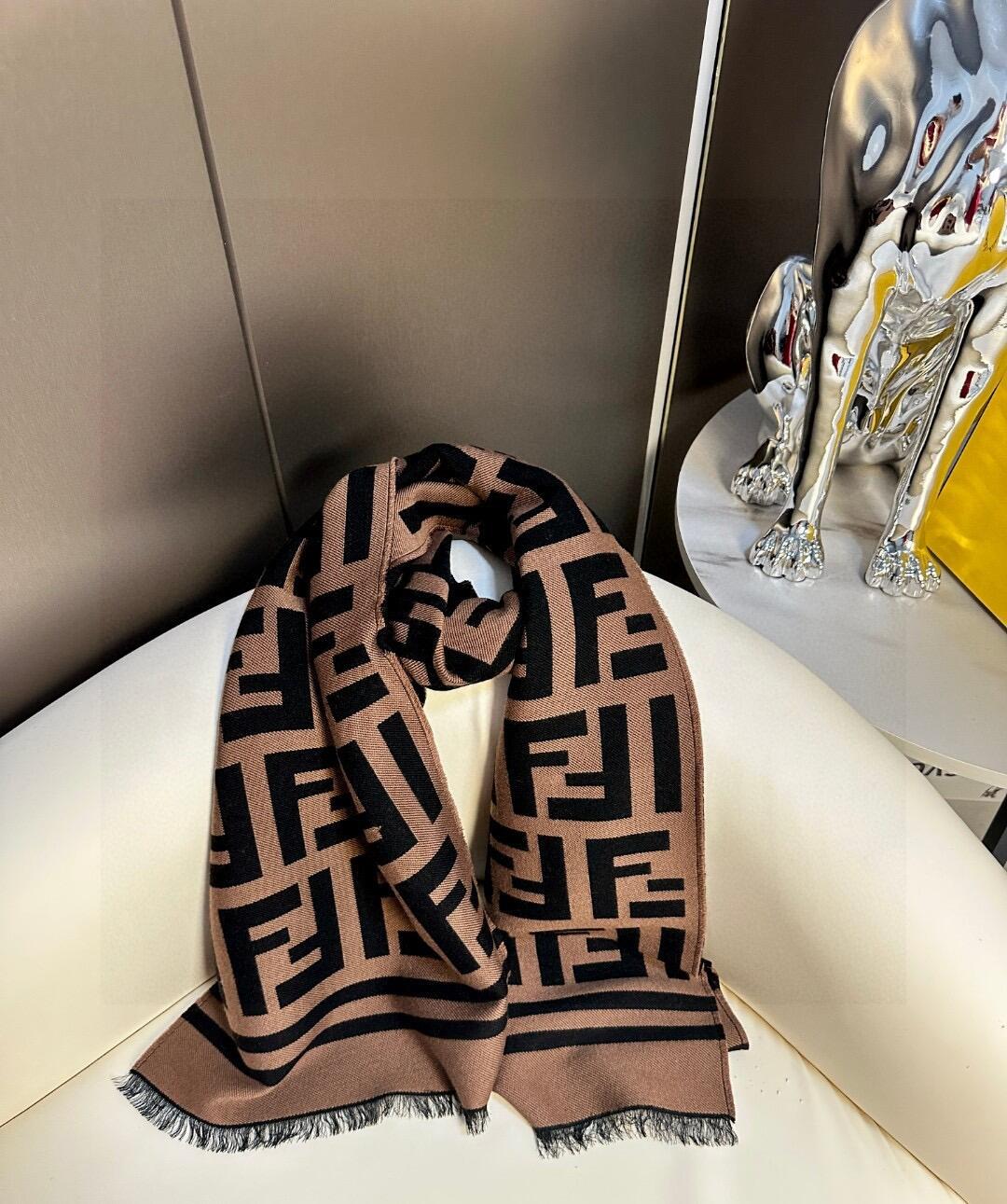 Καφέ και μαύρο πλεκτό κασκόλ σε αντίθεση με γεωμετρική υφή, σάλι με κρόσσια