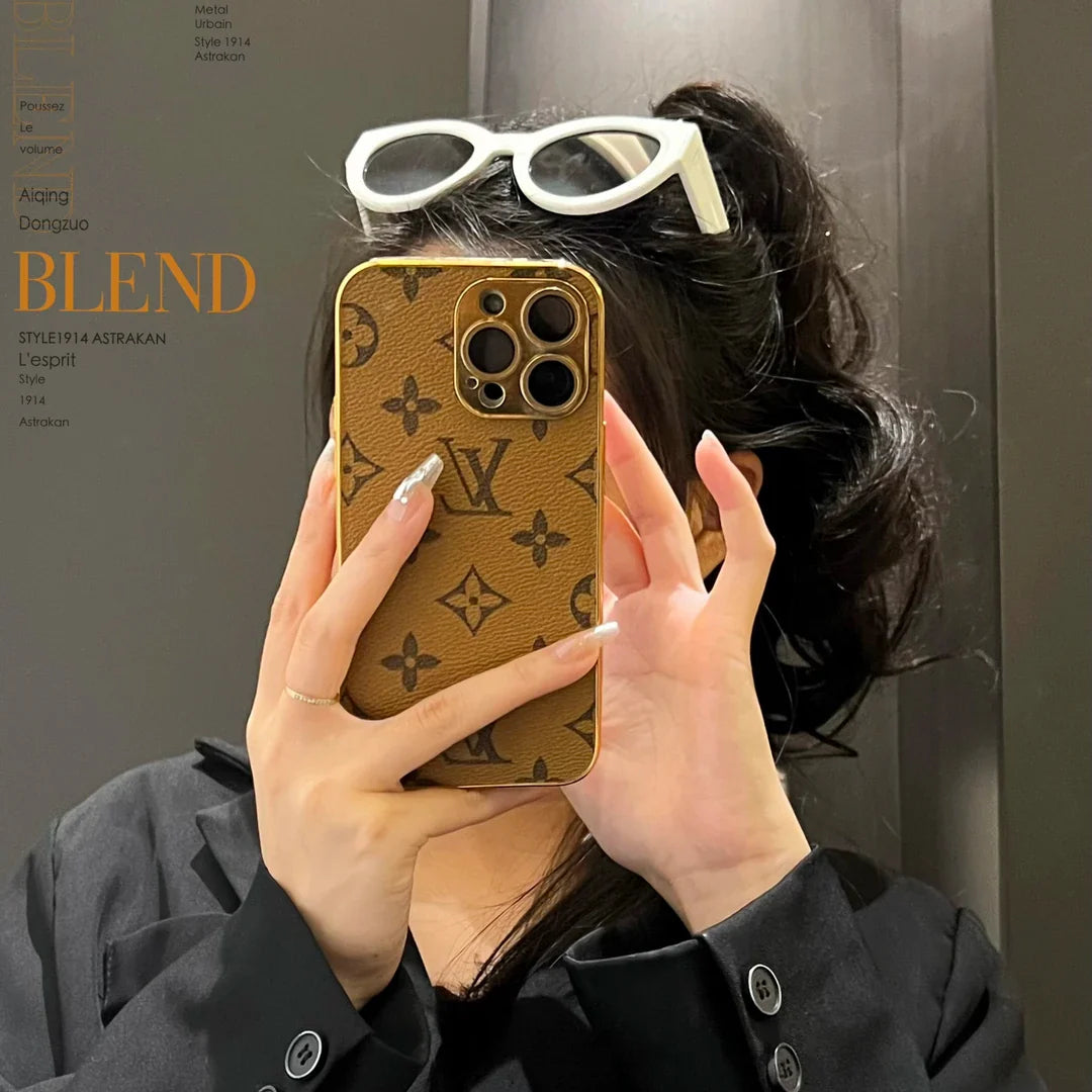 전기 도금된 골드 엣지의 Lou 클래식 모노그램 iPhone 케이스