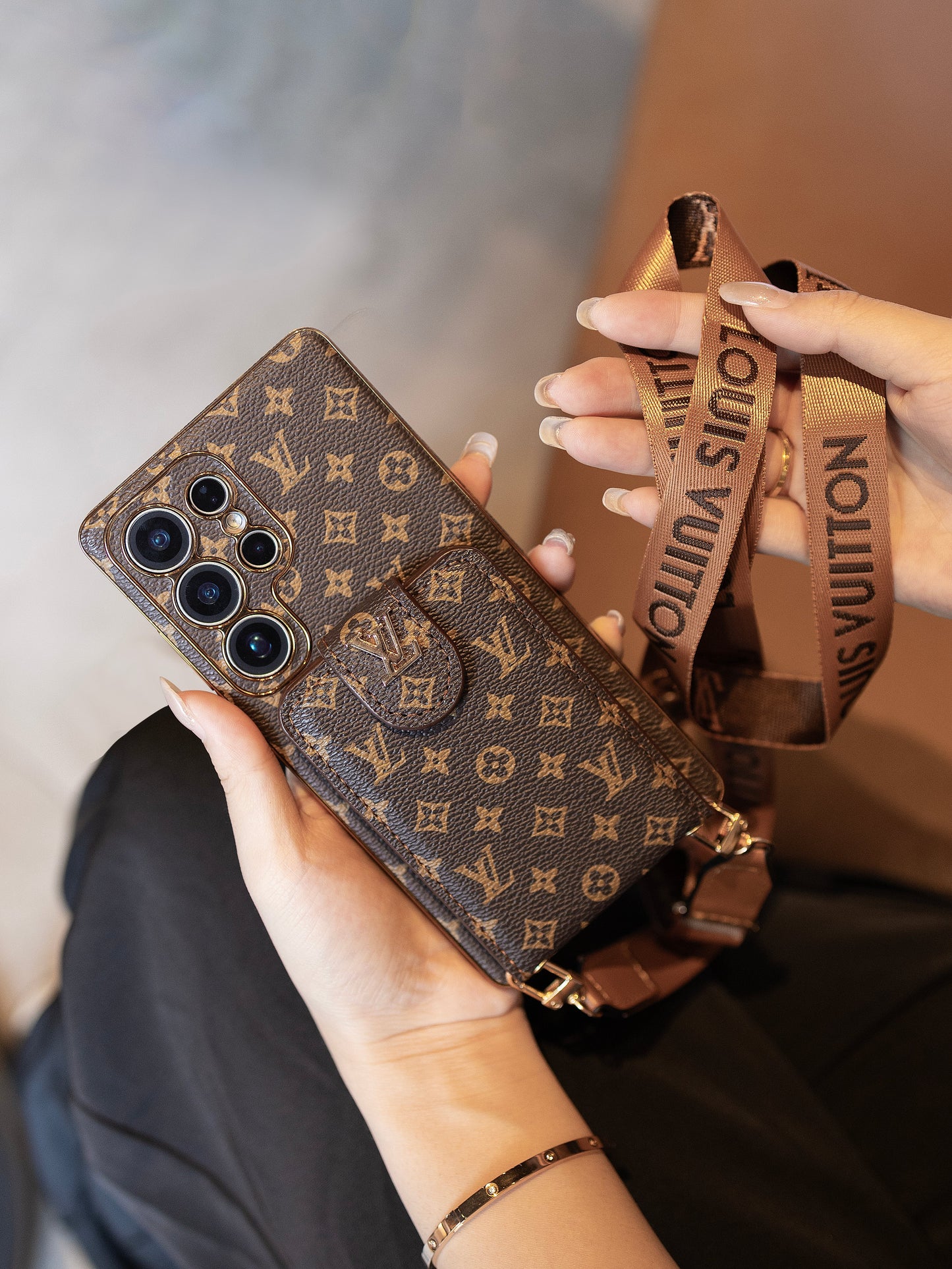 Luxe leren multifunctionele telefoonhoes met monogram en polsband