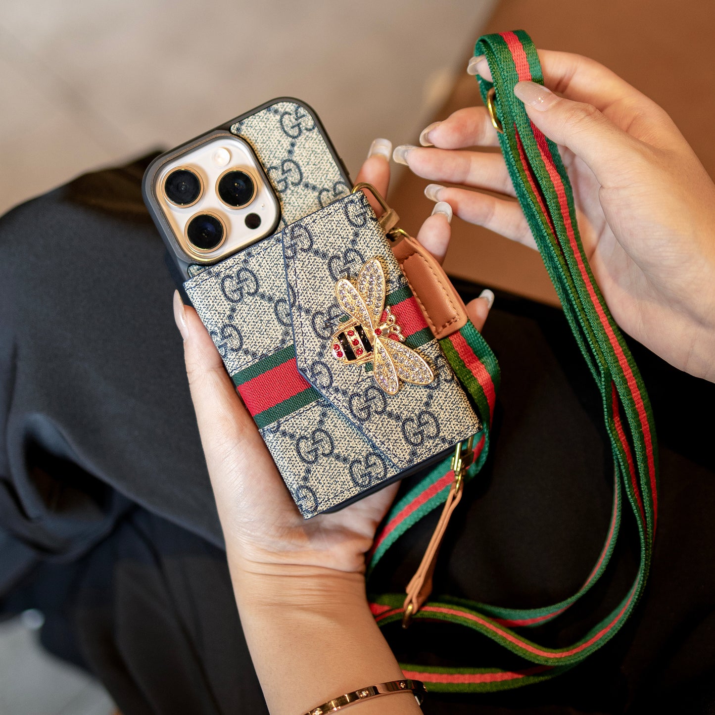 GG Advanced Crossbody iPhone -kotelo korttitaskulla & Olkahihna