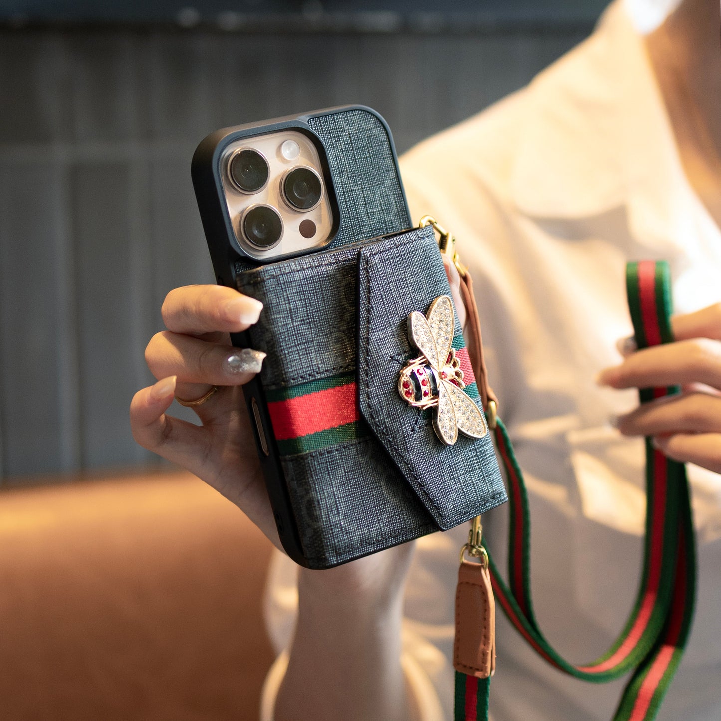 GG Advanced Crossbody iPhone -kotelo korttitaskulla & Olkahihna