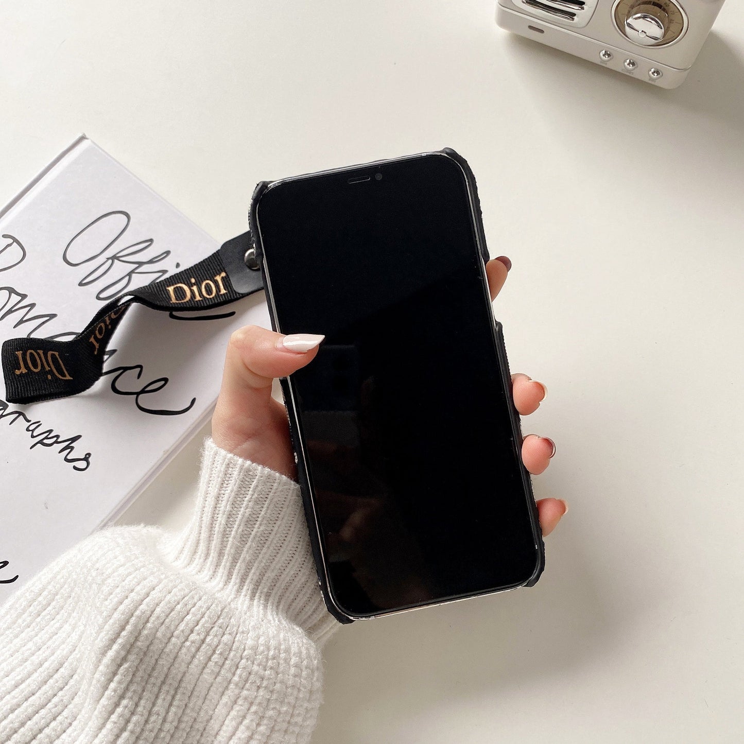 CD iPhone-kotelo Mustalla hihnalla-GS240315