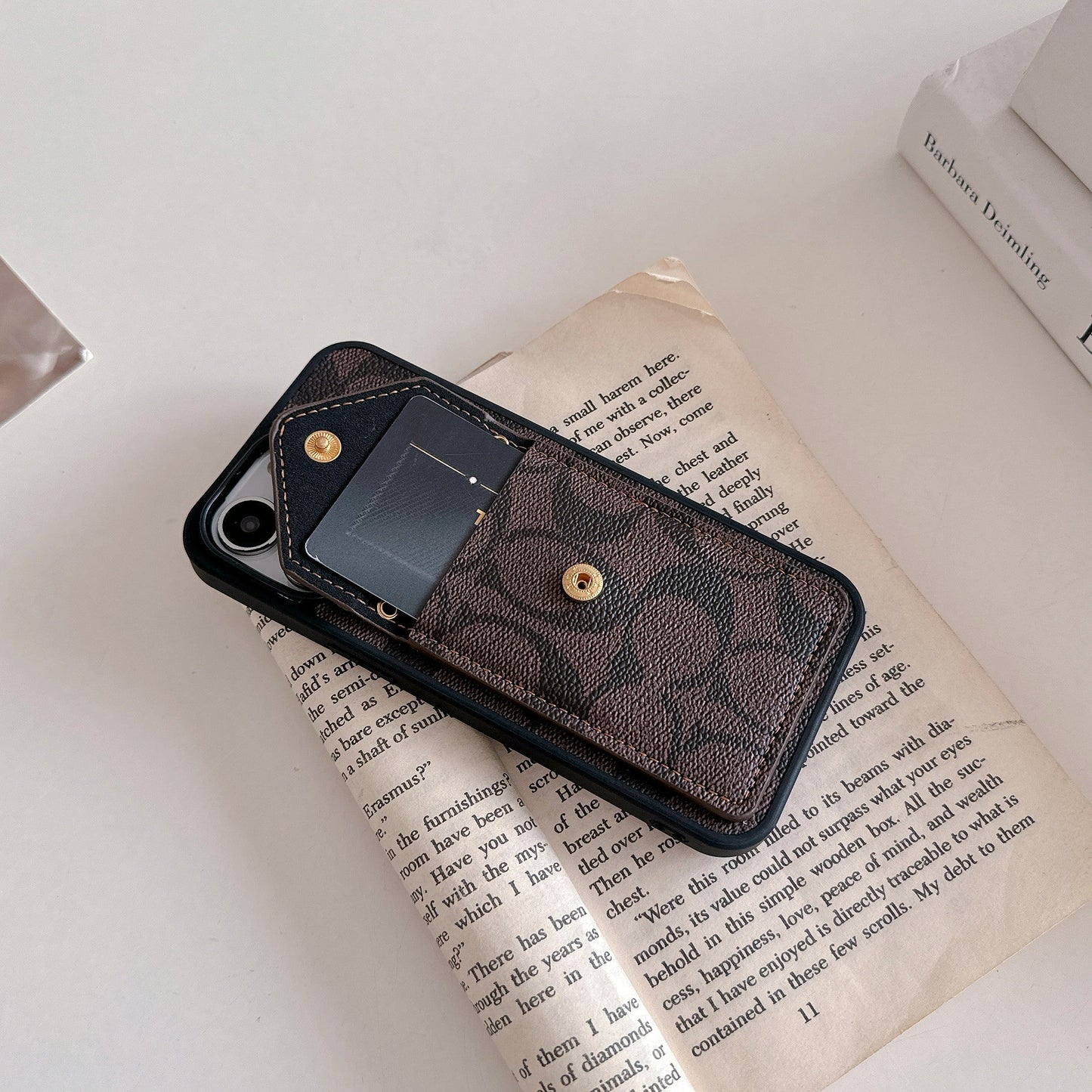 Capa Coach para iPhone com porta-cartões e alça marrom escuro -SJ240513