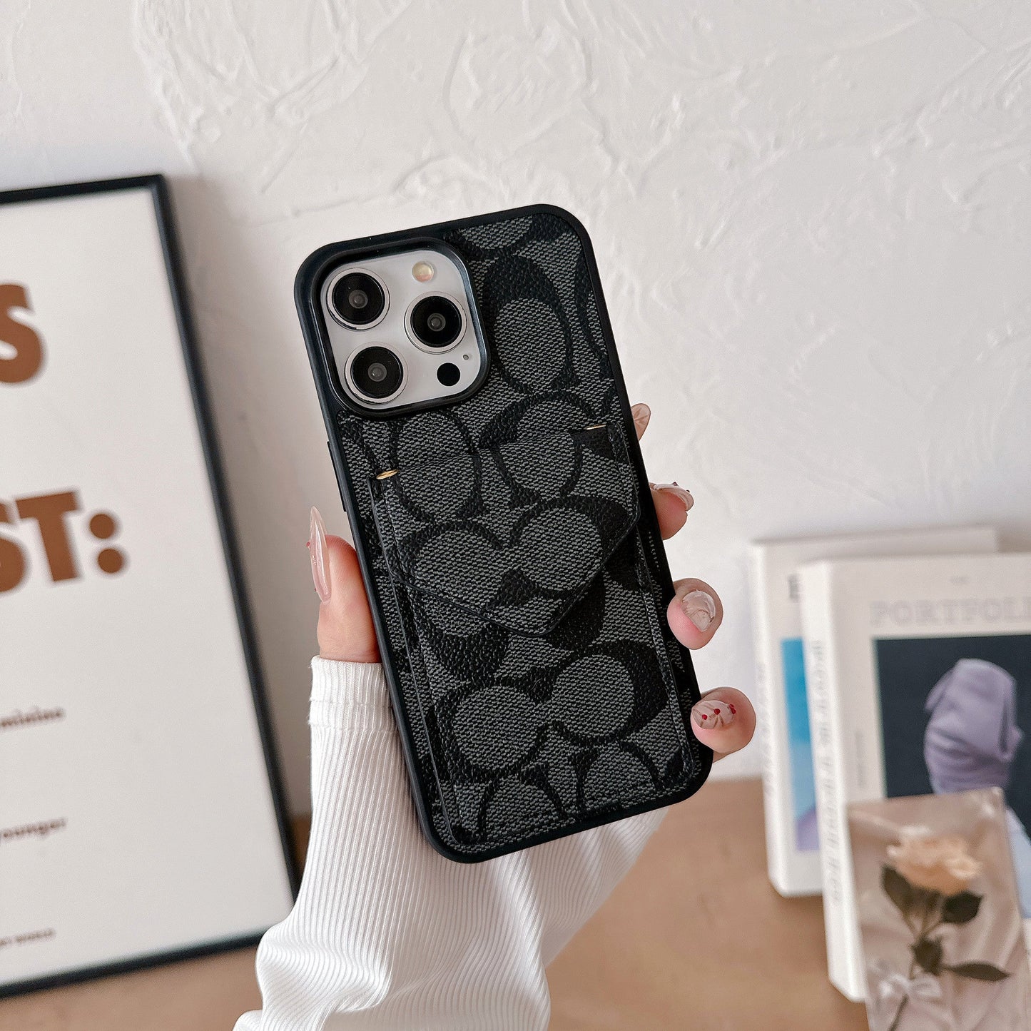 카드 홀더 및 스트랩 라이트가 포함된 Coach iPhone 케이스 블랙 -SJ240513