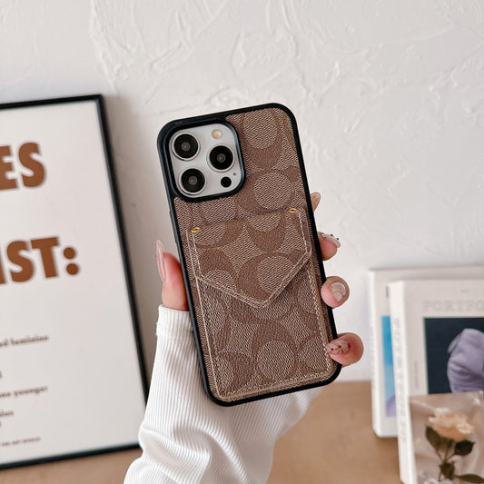 Capa Coach para iPhone com porta-cartões e alça marrom claro -SJ240513