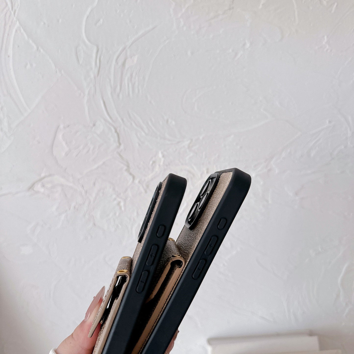 Capa Coach para iPhone com porta-cartões e alça marrom escuro -SJ240513