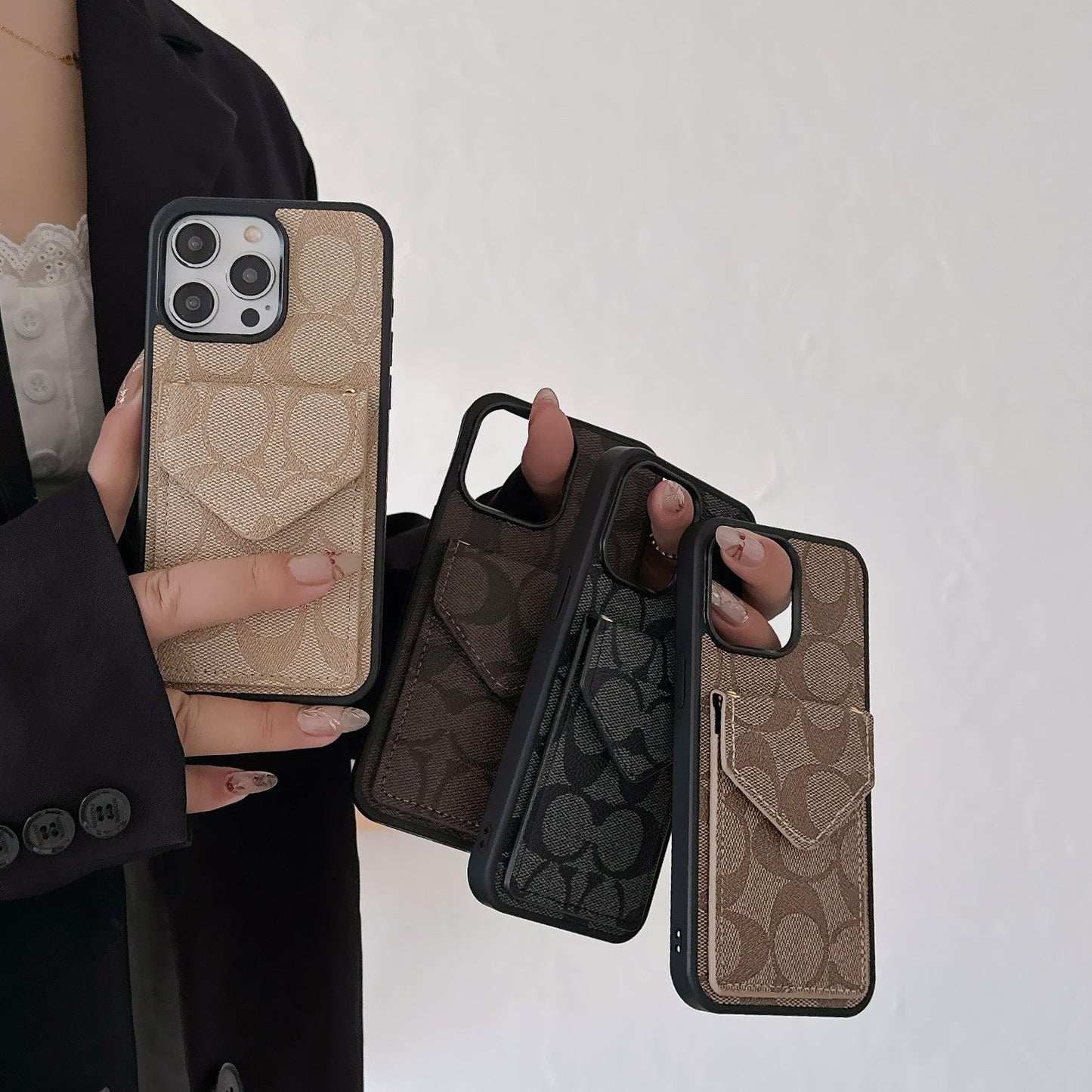 카드 홀더 및 스트랩 라이트가 포함된 Coach iPhone 케이스 블랙 -SJ240513