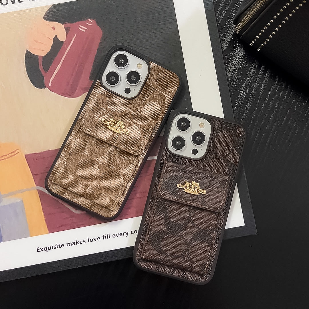 Capa Coach para iPhone com carteira porta-cartão marrom escuro -SZK240425