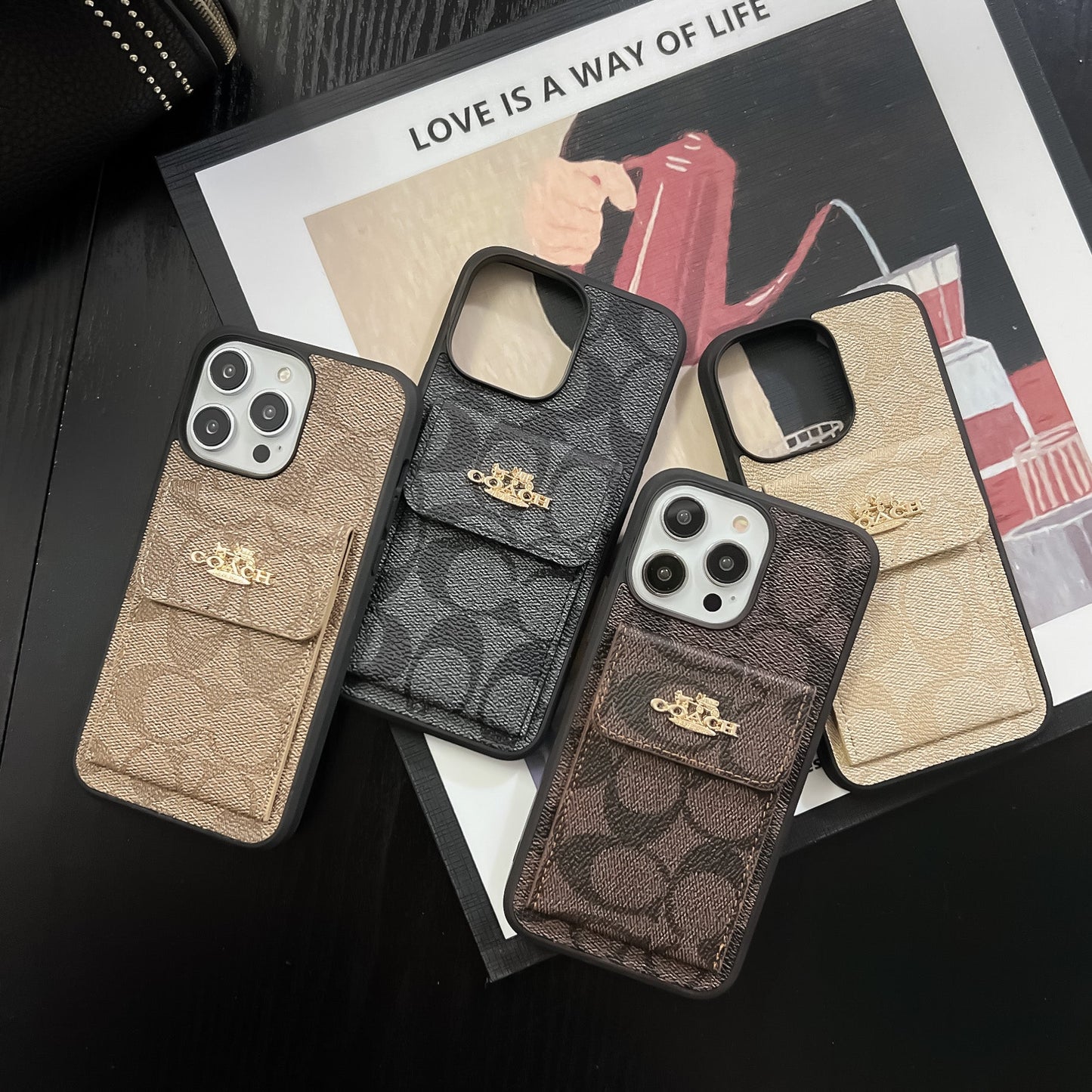 Capa Coach para iPhone com carteira porta-cartão marrom escuro -SZK240425