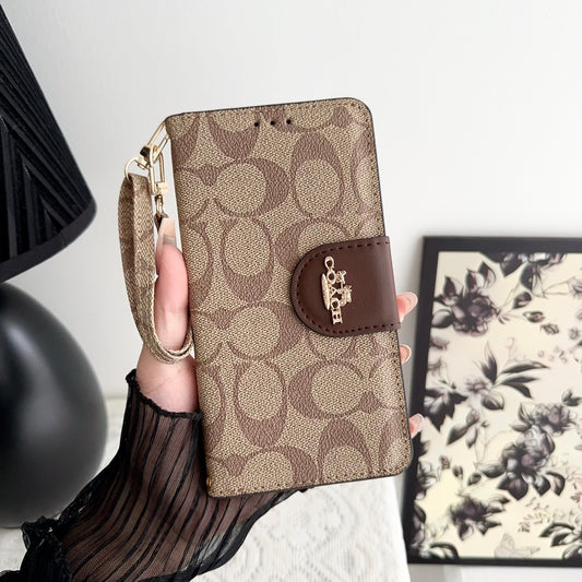 Capa flip de couro Coach para iPhone com porta-cartões marrom-PTK241622